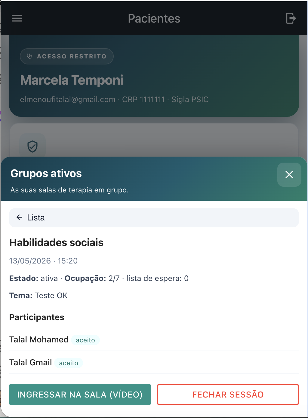 Profissional entra na sala em grupo